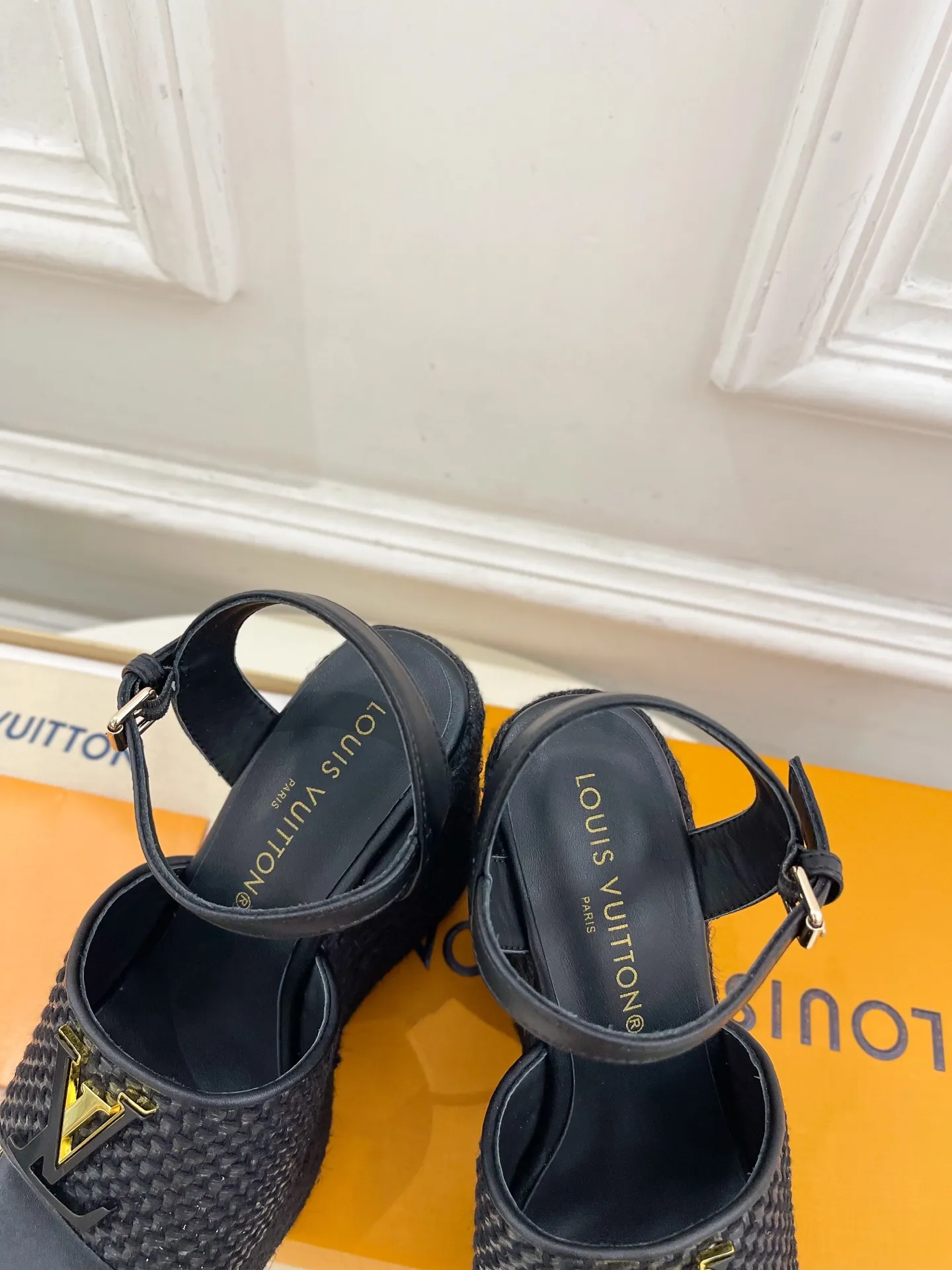 👟👟Ex-factory price 640👟👟 LV | Louis Vuitton 25𝐬𝐬 🧡💚2025 spring and summer new style top version‼ ️The original version is the same. The counter focuses on the latest LV ISOLA hollow hemp rope wedge sandals. New hard goods. ❥BS purchasing level! Full of high-end feel! A popular model among bloggers at home and abroad, it’s retro and fashionable and looks amazing on your feet! Mainly recommended model on the official website★ ━━━━━ ЅᏇєєt ━━━━━ ▪️Upper: original customized calfskin ▪️Lining: imported sheepskin ▪️Outsole: original molded outsole ▪️Heel height: 12cm, water platform 3.5cm ▪️Shoe size: 35-39 (40, 41 customized)